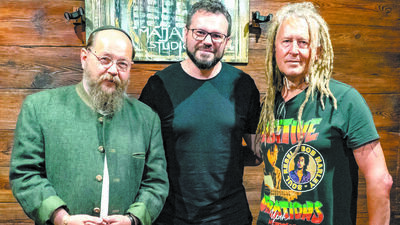 Od lewej: Symcha Keller, w środku właściciel studia Marek Majewski, a po prawej Darek Malejonek
