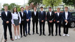 Maturzyści z II LO im KEN w Puławach po zakończeniu egzaminu z języka polskiego