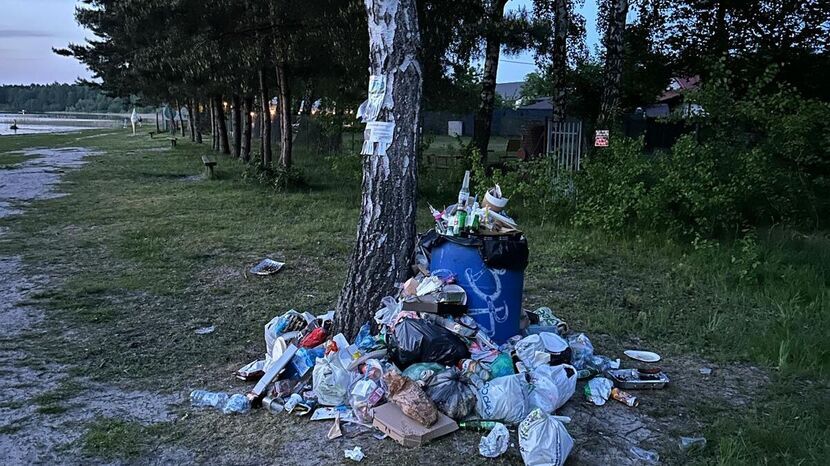 Na jeziorem Piaseczno brakuje koszy na śmieci
