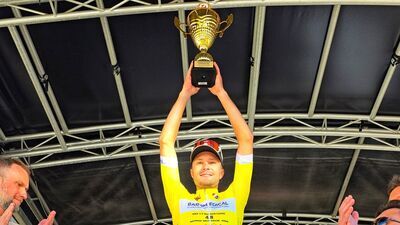 Adam Kuś z pucharem za zwycięstwo Mikołowie