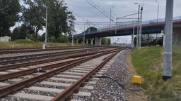 Na słupie podziwiał widoki i sączył piwo pod napięciem