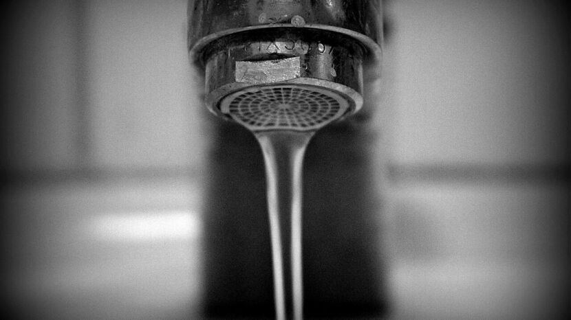 Woda ze skażonych wodociągów nie nadaje się do celów spożywczych nawet po przegotowaniu. Można jej używać najwyżej do płukania toalet