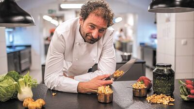 Mikołaj Rey, smakosz, urodzony we Francji. Potomek pisarza został wysłany do Krakowa, by nauczyć się języka polskiego i poznać polskie tradycji. Od kilu lat prowadzi warsztaty kulinarne w Polsce i Europie