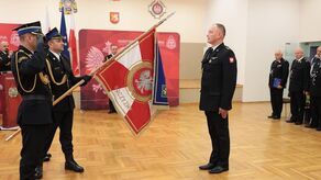 Bryg. Paweł Chromiec obejmujący obowiązki Komendanta Powiatowego Państwowej Straży Pożarnej w Tomaszowie Lubelskim przywitał się podczas piątkowej uroczystości ze sztandarem Komendy. 