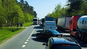 Droga krajowa numer 2. Po prawej kolejka ciężarówek