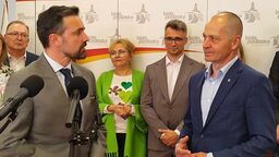 Prezydent Michał Litwiniuk żegna Macieja Buczyńskiego (z prawej) 