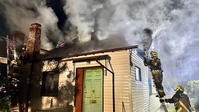Pożar drewnianego budynku. Ogień gasiło 6 zastępów strażaków