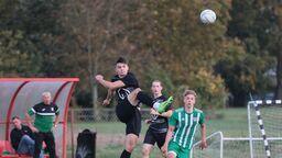 Sokół Konopnica (czarne stroje) wciąż jest zagrożony spadkiem do A klasy