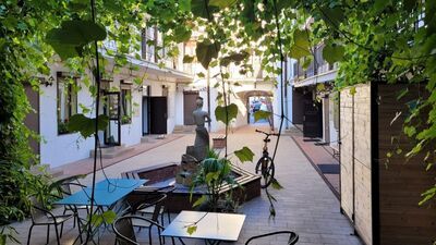 Podwórko przed restauracją Makani na ul. Świętoduskiej w Lublinie