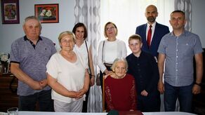 W dniu urodzin pani Mariannie towarzyszyli jej najbliżsi. Z życzeniami przybył również wójt