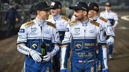 W sobotnich zmaganiach polscy kibice będą ściskać kciuki szczególnie z Bartosza Zmarzlika (z prawej)