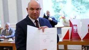 Bogdan Krześniak to były działacz PSL-u, który w ostatniej kadencji reprezentował barwy PiS w radzie powiatu puławskiego. W ostatnich wyborach, startując z listy Prawa i Sprawiedliwości, otrzymał 626 głosów, co zapewniło mu mandat. Tuż przed pierwszą sesją, lekceważąc podpisane umowy, zmienił polityczne barwy