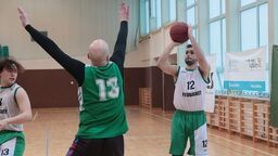 Jakub Wachowicz (z piłką) to lider Patobasketu