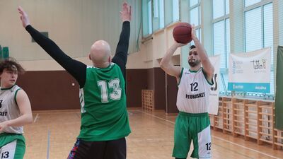 Jakub Wachowicz (z piłką) to lider Patobasketu