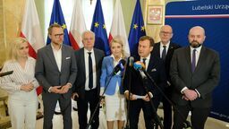 Na zdjęciu parlamentarzyści z Lubelszczyzny: (od lewej) Małgorzata Gromadzka (KO), Michał Krawczyk (KO), Jacek Czerniak (Lewica), Marta Wcisło (KO), Krzysztof Grabczuk (KO), Jacek Trela (Trzecia Droga) i Bartłomiej Pejo (Konfederacja).