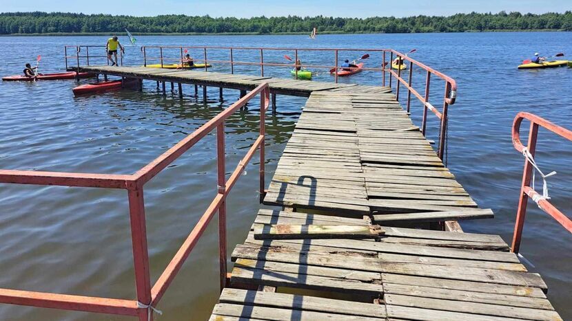 Stary pomost nad jeziorem Łukcze - według nadzoru budowlanego zagraża bezpieczeństwu użytkowników. Zakazu nikt jednak tutaj nie respektuje, a do rozbiórki lub naprawy chętnych brak