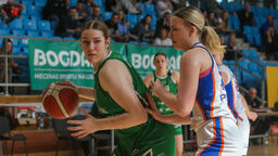 Justyna Adamczuk (z piłką) ma w nadchodzącym sezonie odgrywać w Polskim Cukrze AZS UMCS Lublin bardziej istotną rolę