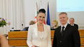 Justyna Budzyńska w trakcie pierwszej sesji Rady Miasta IX kadencji. Na zdjęciu odbiera zaświadczenie o wyborze na radnego.