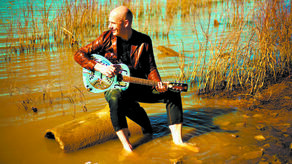 PUHOVSKY (Romek Puchowski) – wokalista, kompozytor, autor tekstów, producent, gra na gitarze Dobro, slide, gitarze akustycznej oraz basowej. W 2015 ruszył w podróż do źródeł bluesa: do Delty Mississippi. Podczas kompozytorskiej podróży po-przez krainę mistrzów bluesa tworzył nowe songi na swój album