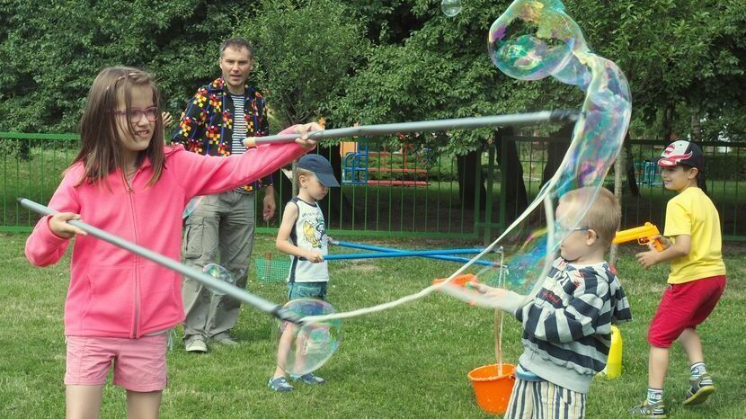 Wakacje nie muszą być nudne! Miasto po raz kolejny wychodzi z ofertą dla najmłodszych i młodzieży i organizuje zajęcia edukacyjne i warsztaty. 