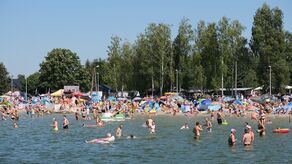 Tak było na plaży nad Jeziorem Firlej w ubiegłym roku. To miejsce także odwiedzimy podczas tegorocznej akcji "Spotkajmy się nad wodą".