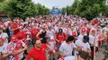 Polscy kibice zmierzają na stadion. Biało-czerwone morze w Berlinie