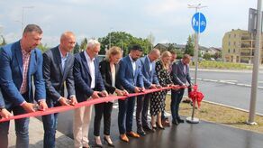 Czerwona wstęga musiała być. Nowa ulica, rondo, chodniki i autobus 