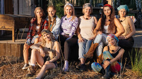 Uczestnicy 3. edycji programu. W środku Renata Zalewska