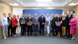 Umowy z przedstawicielami gmin i PGW Wody Polskie z ramienia Zarządu Województwa Lubelskiego parafował wicemarszałek Marek Wojciechowski. 