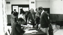 4 czerwca 1989 roku odbyła się pierwsza tura częściowo wolnych wyborów w Polsce. Polacy tłumnie ruszyli do urn, aby zmienić losy demokracji i uwolnić Polskę od komunizmu.