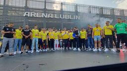 Motor Lublin świętuje awans do PKO BP Ekstraklasy pod Areną Lublin ze swoimi fanami