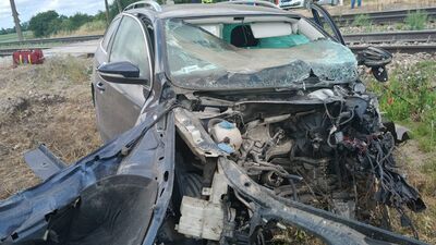 Po zderzeniu z pociągiem samochód został kompletnie zniszczony