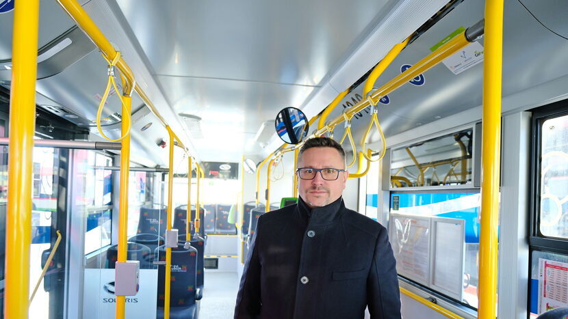 Tomasz Fulara podczas prezentacji autobusu napędzanego wodorem