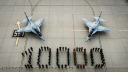 M-346 od włoskiego producenta Leonardo może osiągnąć prędkość prawie 1100 km/h i wznieść się na ponad 13,7 kilometra wysokości. Dzisiaj w Dęblinie piloci świętowali z okazji osiągnięcia 10 tysięcy godzin nalotu na tych samolotach