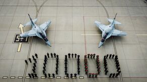 M-346 od włoskiego producenta Leonardo może osiągnąć prędkość prawie 1100 km/h i wznieść się na ponad 13,7 kilometra wysokości. Dzisiaj w Dęblinie piloci świętowali z okazji osiągnięcia 10 tysięcy godzin nalotu na tych samolotach 