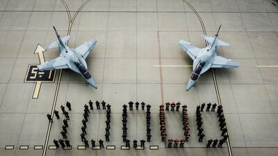 M-346 od włoskiego producenta Leonardo może osiągnąć prędkość prawie 1100 km/h i wznieść się na ponad 13,7 kilometra wysokości. Dzisiaj w Dęblinie piloci świętowali z okazji osiągnięcia 10 tysięcy godzin nalotu na tych samolotach 