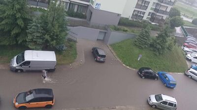 Tak wyglądają parkingi na osiedlu Zamoyskiego w Zamościu. Jest nieciekawie. Studzienki nie są w stanie przyjąć takiej ilości wody