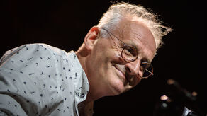 Krzesimir Dębski to kompozytor muzyki współczesnej i filmowej, skrzypek jazzowy i dyrygent. Ma swoją tablicę z odciśniętą dłonią w Alei Sław w Międzyzdrojach, na zamojskiej tablicy, poza napisem znajdzie się odcisk jego buta