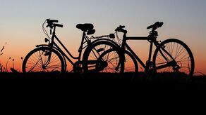 Na rowerze po drodze krajowej. Razem miały ponad 3 promile