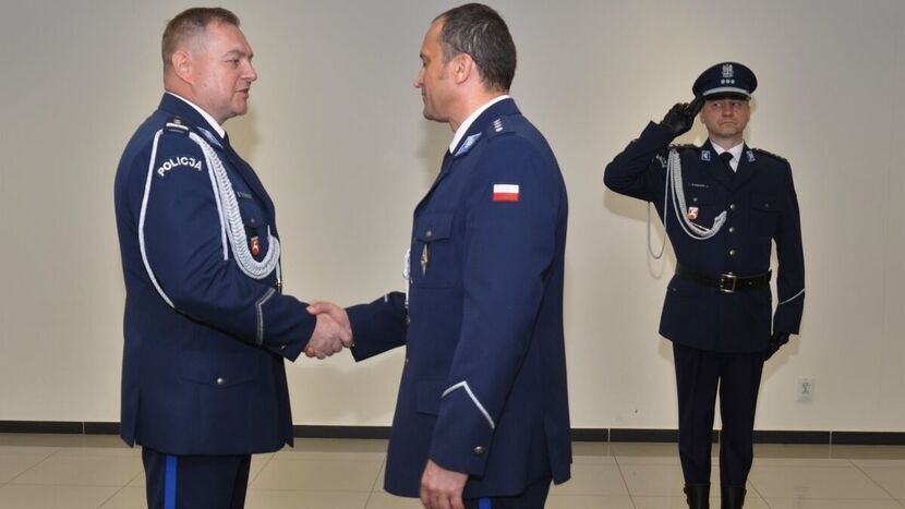 Oficjalnego wprowadzenia na stanowisko nadkom. Adama Beczka (z prawej) dokonał mł. insp. Tomasz Gil, komendant wojewódzki