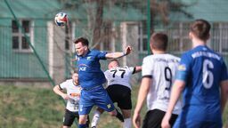 Piłkarze ze Świdnika (niebieskie stroje) w środę rozpoczną rywalizację w barażach o jedno wolne miejsce w IV lidze