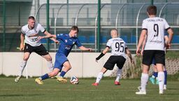 Wiktor Lenard (z piłką) to król strzelców lubelskiej klasy okręgowej