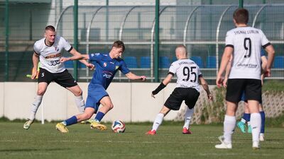 Wiktor Lenard (z piłką) to król strzelców lubelskiej klasy okręgowej