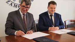 Dokument o współpracy podpisali rektor Akademii Zamojskiej dr hab. Paweł Skrzydlewski, prof. ucz. Oraz Waldemar Pawełczuk, dyrektor ZSP nr 3 