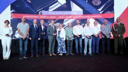 Pomaganie mają we krwi. Superbohaterowie zostali odznaczeni 