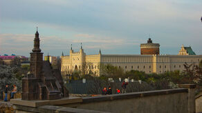 Na Starym Mieście znajdują się fundamenty nieistniejącego już kościoła farnego. Jednak, nie są to jedyne relikty jakie pozostały po tej świątyni. 