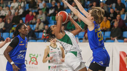 Magdalena Szymkiewicz (z prawej) grała w tym sezonie przeciwko Polskiemu Cukrowi AZS UMCS Lublin