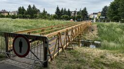 Mostek nad Łabuńką na osiedlu Promyk skracał drogę między ulicami Grunwaldzką i Promienną. Jest jednak od kilku tygodni zamknięty. I tak pozostanie jeszcze dłuższy czas