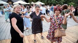 Kultowe potańcówki w skansenie wróciły. Na parkiecie tłumy 