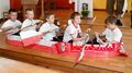 Chłopcy z Polskiej Szkoły Sobotniej w Crawley odgrywający role olimpijskiej czwórki ze sternikiem